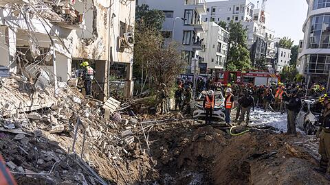 In Israel schlagen weiterhin aus dem Iran abgefeuerte Raketen ein.