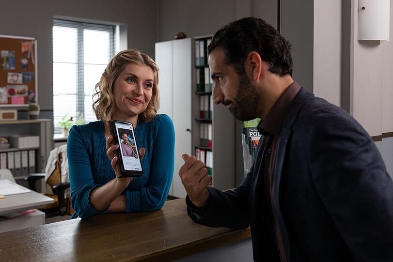 Christin Lange (Sarah Thonig) interessiert sich auch für die privaten Probleme und Geschichten ihrer Kollegen. Für den Controller Daniel Donato (Paul Brusa) legt sie in der neuen Folge "Die Rosenheim-Cops: Der letzte Ton" (Dienstag, 27. Oktober, 19.25 Uhr, ZDF) sogar ein Online-Dating-Profil an. Christin Lange (Sarah Thonig) interessiert sich auch für die privaten Probleme und Geschichten ihrer Kollegen. Für den Controller Daniel Donato (Paul Brusa) legt sie in der neuen Folge "Die Rosenheim-Cops: Der letzte Ton" (Dienstag, 27. Oktober, 19.25 Uhr, ZDF) sogar ein Online-Dating-Profil an.