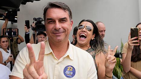 Pr&auml;sidentschaftskandidat Fl&aacute;vio Bolsonaro gibt seine Stimme ab.