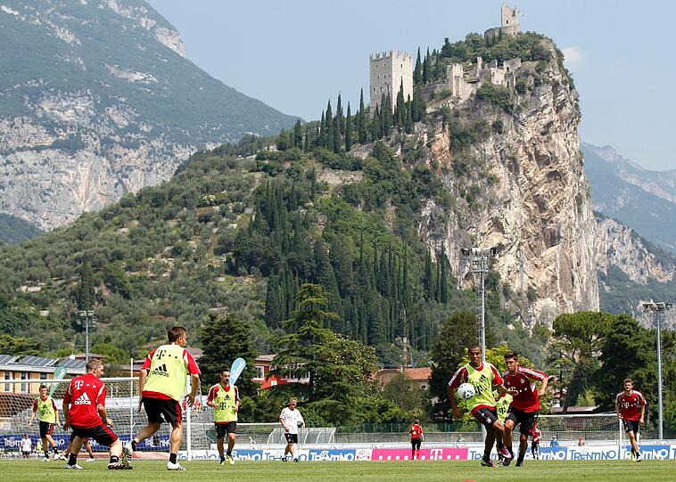 Neue Bilder vom Trainigslager der Bayern am Gardasee