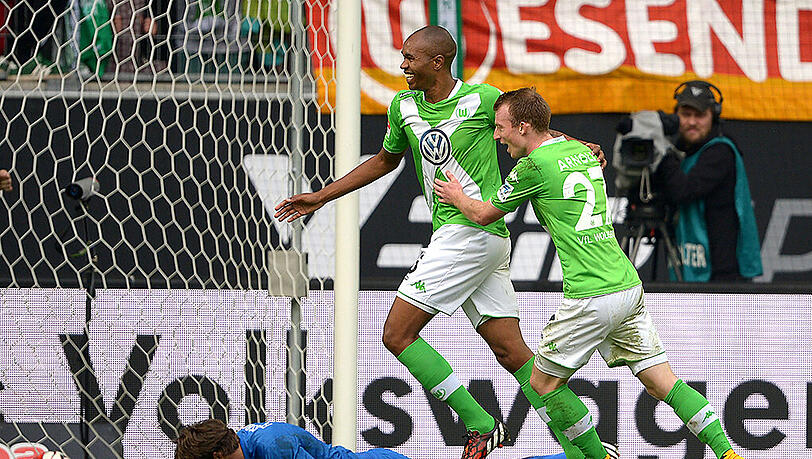 Naldo bejubelt seinen Treffer zum 1:0 gegen FC Augsburg mit Maximilian Arnold. Naldo bejubelt seinen Treffer zum 1:0 gegen FC Augsburg mit Maximilian Arnold.