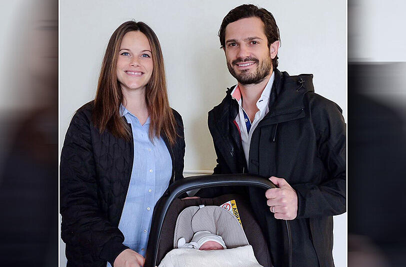 Stolz halten Sofia und Carl Philip von Schweden ihren Sohn in die Kamera.