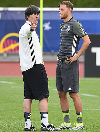 Bundestrainer Joachim Löw (links) und Benedikt Höwedes