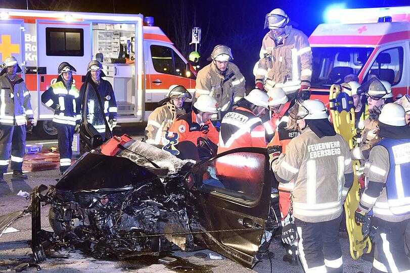 Horror-Crash auf der B304. Eine Frau wurde bei dem Unfall schwer verletzt.
