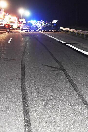 Trümmer und Autowracks auf der A95: Die Bilder vom Bergungseinsatz.
