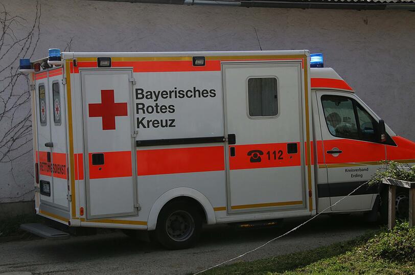 Im Landkreis Mühldorf ist am Dienstagnachmittag ein Traktor völlig ausgebrannt. Passanten konnten das Gefährt noch rechtzeitig aus einer Scheune ziehen und verhinderten so Schlimmeres.