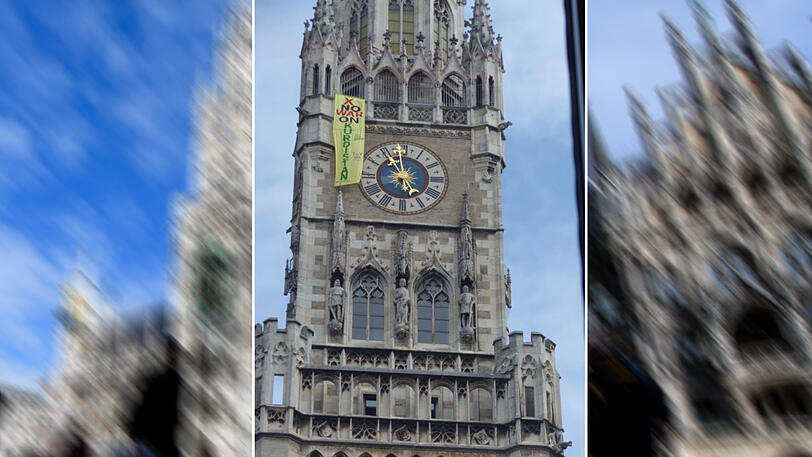 Das Banner hing am Freitagmorgen am Rathausturm.
