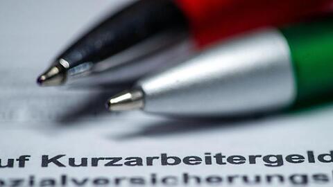 Zwei Kugelschreiber liegen auf einem Antragsformular für Kurzarbeitergeld. Foto: Jens Büttner/dpa-Zentralbild/dpa/Archivbild