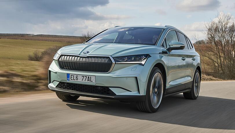 Optisch macht der Enyaq iV ordentlich etwas her. Der markante Skoda-Grill ist weit nach vorn gezogen, mattschwarz mit einem Chromrahmen. Optisch macht der Enyaq iV ordentlich etwas her. Der markante Skoda-Grill ist weit nach vorn gezogen, mattschwarz mit einem Chromrahmen.