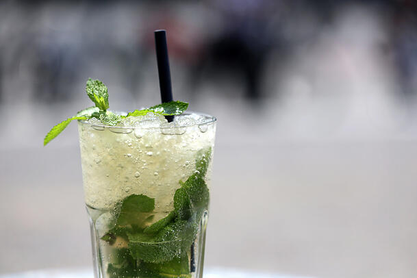 Auch Mojito gibt's ohne Umdrehungen. Er heißt dann Virgin Mojito, schmeckt hier sehr erfrischend und nicht zu süß. Auch Mojito gibt's ohne Umdrehungen. Er heißt dann Virgin Mojito, schmeckt hier sehr erfrischend und nicht zu süß.