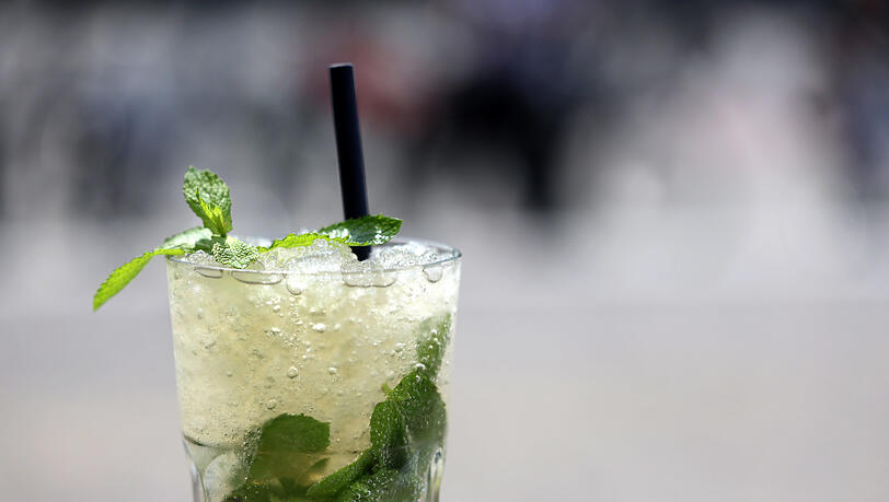 Auch Mojito gibt's ohne Umdrehungen. Er heißt dann Virgin Mojito, schmeckt hier sehr erfrischend und nicht zu süß. Auch Mojito gibt's ohne Umdrehungen. Er heißt dann Virgin Mojito, schmeckt hier sehr erfrischend und nicht zu süß.