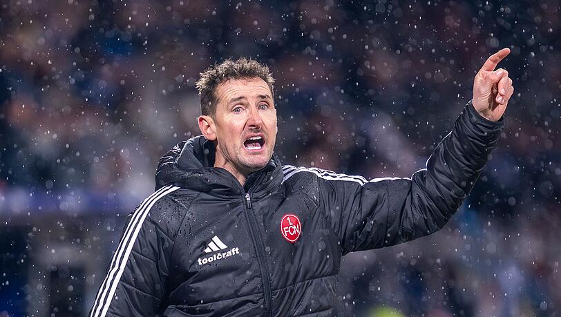 Miroslav Klose in Aktion am Spielfeldrand.