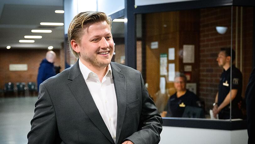 "El Hotzo" auf dem Weg zum ersten Prozess, der im Juli mit Freispruch endete. Nun muss der Satiriker erneut vor Gericht. (Archivbild)