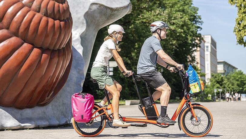 Zu zweit auf dem Tandem macht das Radeln gleich mehr Spaß. Zu zweit auf dem Tandem macht das Radeln gleich mehr Spaß.