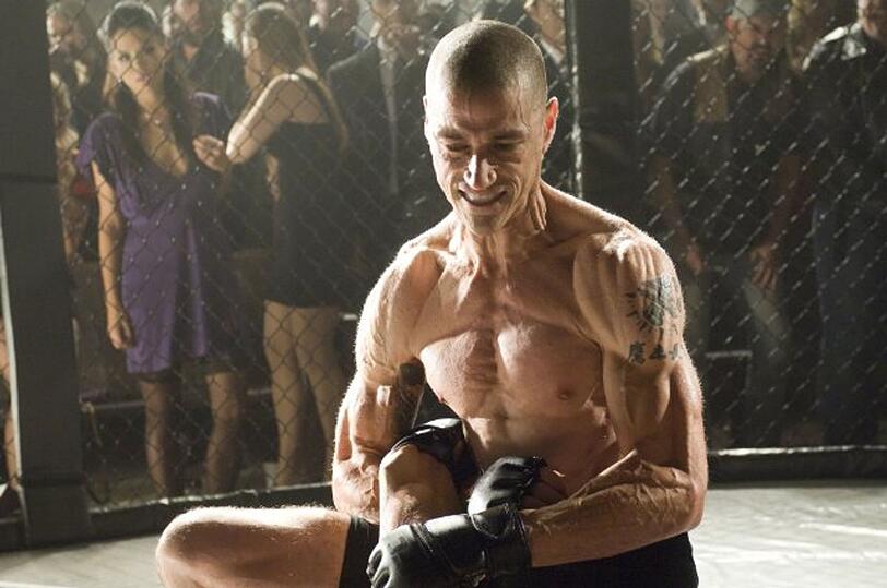 In "Alex Cross" (2012) verkörperte Matthew Fox einen tätowierten Serienmörder - eine Rolle, mit der er bewusst gegen sein Image als Sympathieträger anspielte. In "Alex Cross" (2012) verkörperte Matthew Fox einen tätowierten Serienmörder - eine Rolle, mit der er bewusst gegen sein Image als Sympathieträger anspielte.
