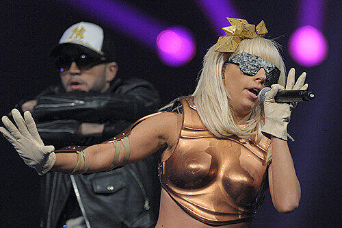 Sonderlich viel trägt Lady Gaga nie. . .
