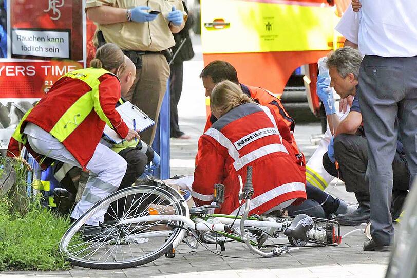 Warum es zu dem schweren Fahrradunfall in Ramersdorf kam, ist bisher nicht bekannt. Eine Radlerin flog auf die Windschutzscheibe eines Opels und wurde schwer verletzt.