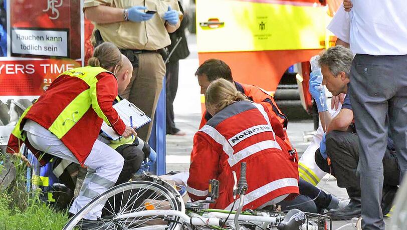 Warum es zu dem schweren Fahrradunfall in Ramersdorf kam, ist bisher nicht bekannt. Eine Radlerin flog auf die Windschutzscheibe eines Opels und wurde schwer verletzt. Warum es zu dem schweren Fahrradunfall in Ramersdorf kam, ist bisher nicht bekannt. Eine Radlerin flog auf die Windschutzscheibe eines Opels und wurde schwer verletzt.