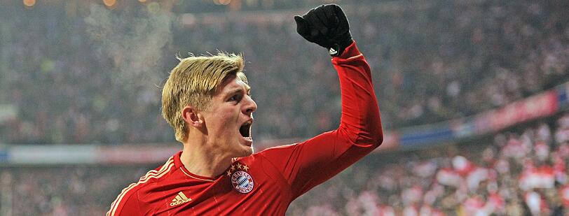 Kroos und Co.: Weltstars in spe  Für Toni Kroos wollte Hoeneß einst die Nummer zehn bei Bayern freihalten. In seiner fünften Profi-Saison hat der 23-Jährige nun den Durchbruch geschafft. Endlich, könnte man hinzufügen. Hält seine Entwicklung an, kann Kroos viel von Pep lernen. &bdquo;In erster Linie werden die jungen Spieler die Profiteure sein&ldquo;, schrieb Günter Netzer in seiner &bdquo;BamS&ldquo;-Kolumne. &bdquo;Das trifft besonders auf Toni Kroos zu. Wenn er im neuen System seinen Platz gefunden hat, kann er unter Guardiola zu einem Welt-Star avancieren.&ldquo;