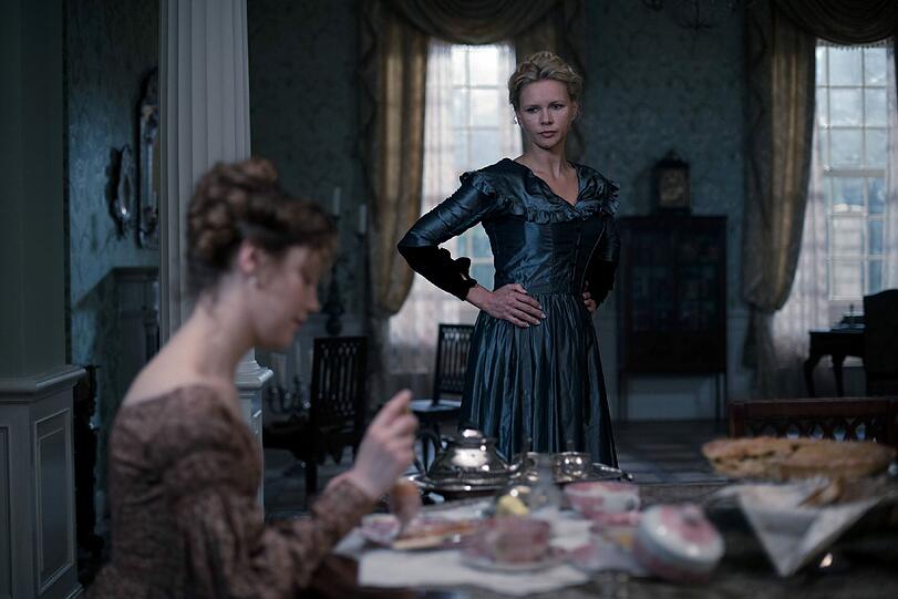 Charlotte Watson (Andrea Deck, links) will nicht mehr für Paganini das Hausmädchen im eigenen Haus spielen und gerät in Streit mit der Geliebten ihres Vaters, Elisabeth Wells (Veronica Ferres, rechts).