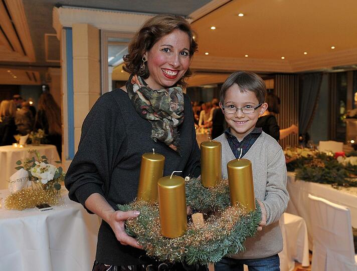 Lola Paltinger dekoriert ihn heuer komplett in Gold. Sohn Lio gefällt&rsquo;s.