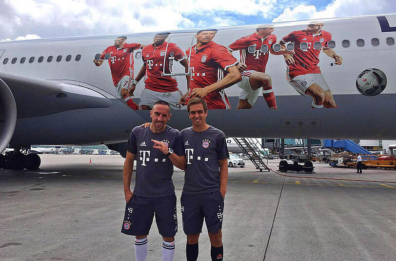 Gute Laune vor dem Abflug: Franck Ribéry und Philipp Lahm. Im Hintergrund sieht man den eigens gestalteten Airbus.