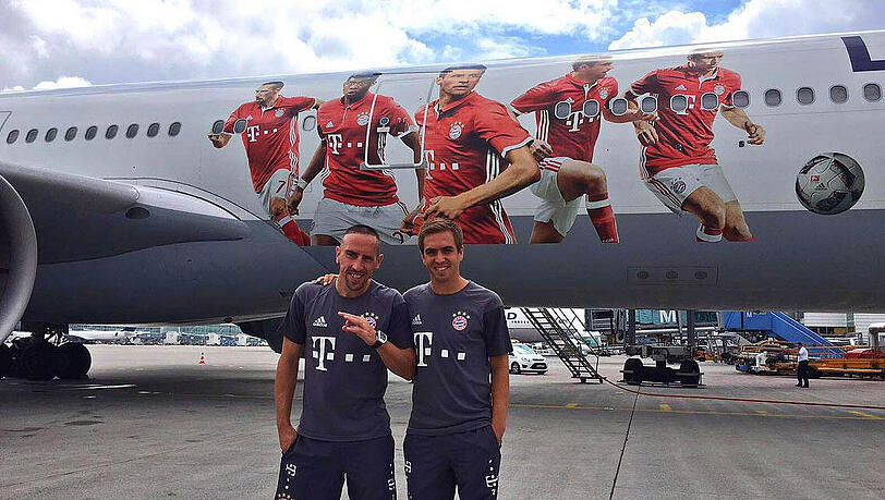 Gute Laune vor dem Abflug: Franck Ribéry und Philipp Lahm. Im Hintergrund sieht man den eigens gestalteten Airbus. Gute Laune vor dem Abflug: Franck Ribéry und Philipp Lahm. Im Hintergrund sieht man den eigens gestalteten Airbus.