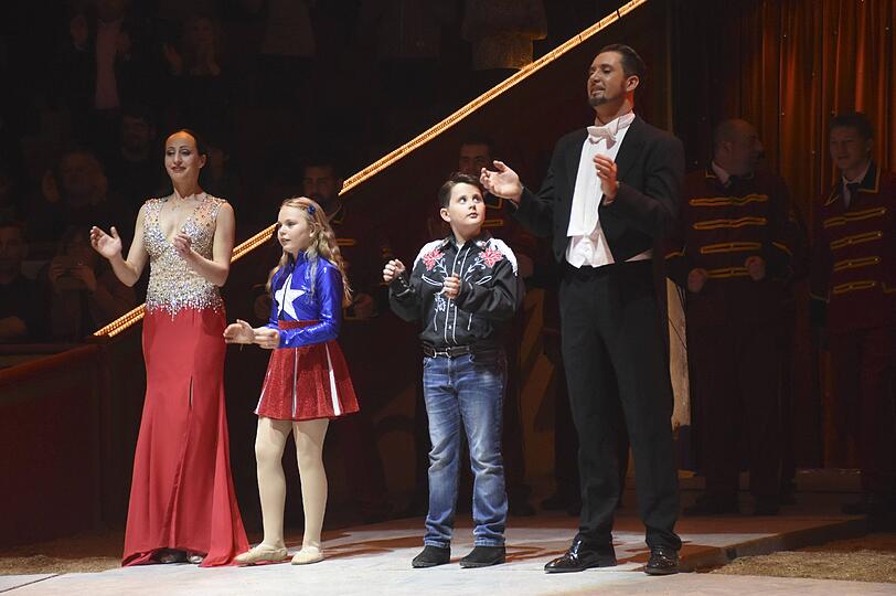 Die nächste Generation: Chefin Jana Mandana Lacey-Krone mit den Kindern Shirin und Alexis sowie Mann Martin Lacey jr.