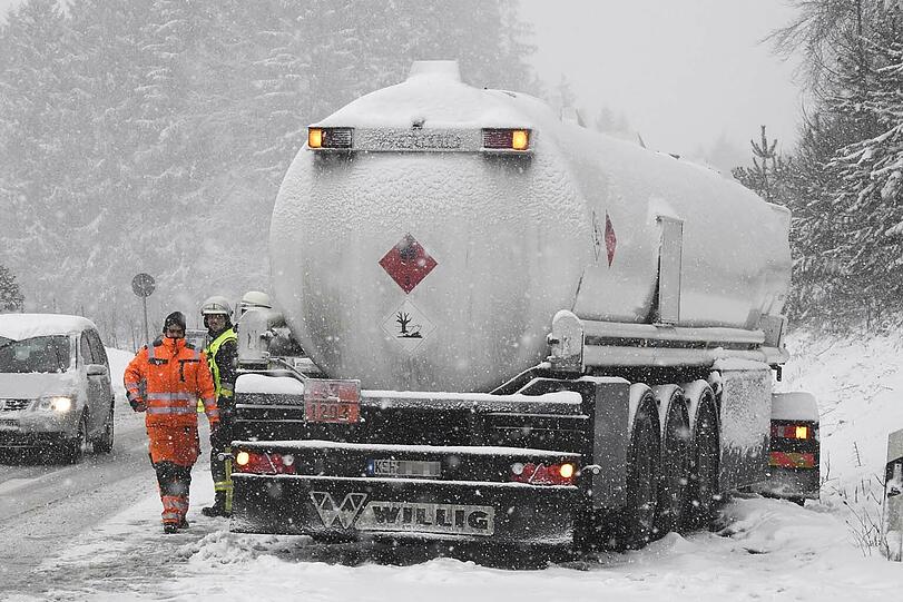 Die B304 mußte zeitweise gesperrt werden, nachdem ein Tanksattelzug in den Graben gerutscht war. Die Feuerwehr (im Einsatz: Grafing, Nettelkofen, Ebersberg) sicherte die Unfallstelle ab, bis ein Bergeunternehmen den Havaristen wieder auf die Straße gezogen hatte.