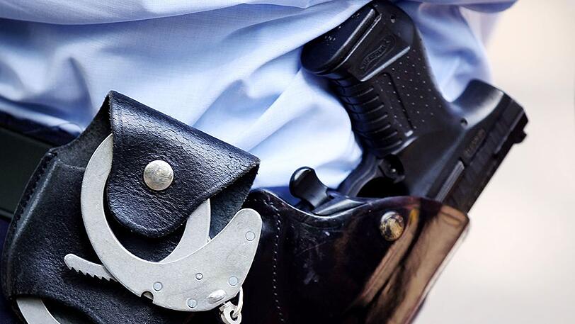 Die Polizisten mussten ihre Dienstwaffe ziehen, um den Verdächtigen zu stellen. (Symbolbild)