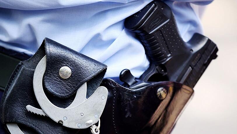 Die Polizisten mussten ihre Dienstwaffe ziehen, um den Verdächtigen zu stellen. (Symbolbild) Die Polizisten mussten ihre Dienstwaffe ziehen, um den Verdächtigen zu stellen. (Symbolbild)