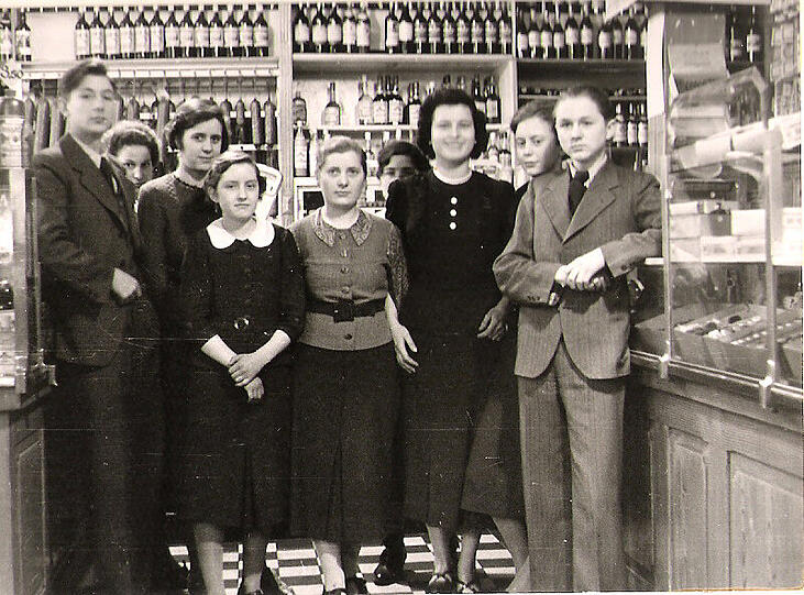 Die Familie Albrecht 1938: Anna Albrecht, Karl Albrecht sen., Karl Albrecht und Theo Albrecht (v.l.n.r.).