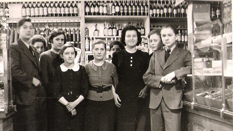 Die Familie Albrecht 1938: Anna Albrecht, Karl Albrecht sen., Karl Albrecht und Theo Albrecht (v.l.n.r.). Die Familie Albrecht 1938: Anna Albrecht, Karl Albrecht sen., Karl Albrecht und Theo Albrecht (v.l.n.r.).