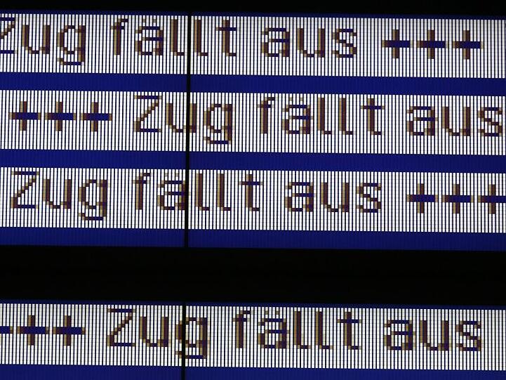 Durch Bäume im Gleisbett kam es im Zugverkehr zwischen Hamburg und Büchen zu Unterbrechungen.