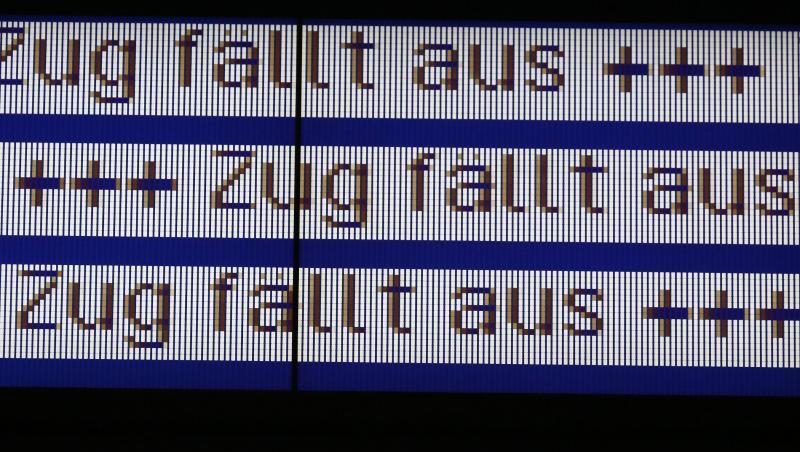 Durch Bäume im Gleisbett kam es im Zugverkehr zwischen Hamburg und Büchen zu Unterbrechungen. Durch Bäume im Gleisbett kam es im Zugverkehr zwischen Hamburg und Büchen zu Unterbrechungen.