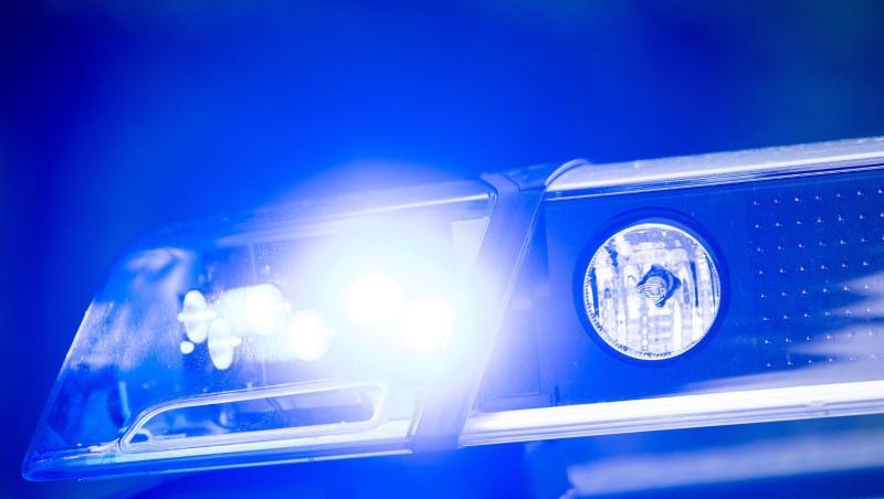 Ein Blaulicht leuchtet an einer Polizeistreife. Foto: Lino Mirgeler/dpa/Archivbild Ein Blaulicht leuchtet an einer Polizeistreife. Foto: Lino Mirgeler/dpa/Archivbild