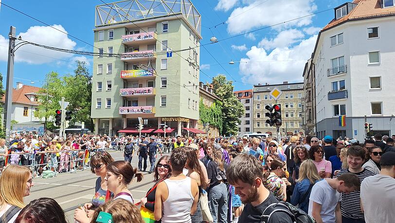 Hunderte von Menschen warten am Bellevue di Monaco auf die CSD-Parade. Hunderte von Menschen warten am Bellevue di Monaco auf die CSD-Parade.