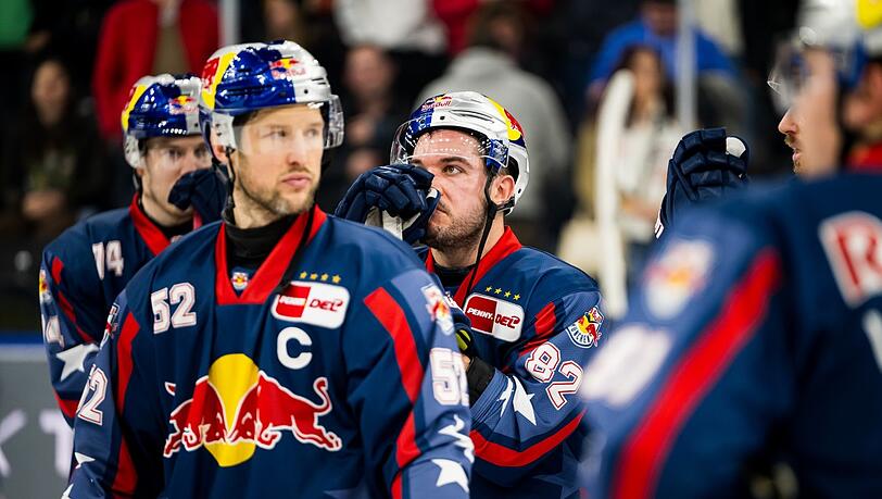 Leere Blicke, Fassungs- und Ratlosigkeit bei den EHC-Akteuren Les Lancaster, Patrick Hager und Chris DeSousa (v.l.).
