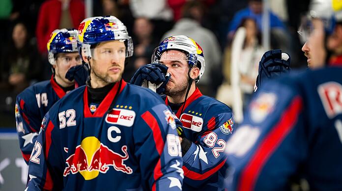 Leere Blicke, Fassungs- und Ratlosigkeit bei den EHC-Akteuren Les Lancaster, Patrick Hager und Chris DeSousa (v.l.).