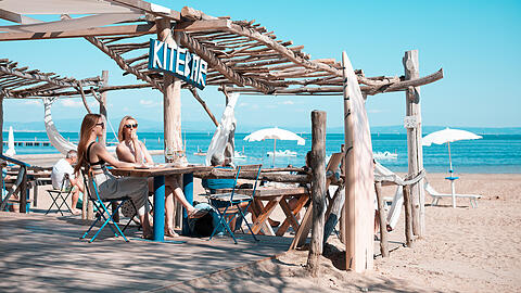Das Strandufer überzeugt mit ansprechenden Bars und Restaurants und einem wundervollen Meerblick.