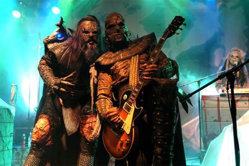 Die Gruselrocker Lordi lassen auch live kein noch so abgeschmacktes Gimmick aus.