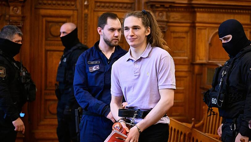 Ein Gericht in Budapest verurteilte die deutsche non-bin&auml;re Person Maja T. (2.v.r.) zu acht Jahren Gef&auml;ngnis.