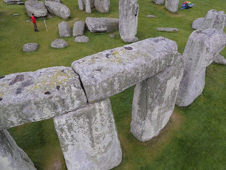 Nordostfassade von Stonehenge mit den Decksteinen 101 und 130. Nordostfassade von Stonehenge mit den Decksteinen 101 und 130.