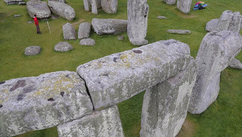 Nordostfassade von Stonehenge mit den Decksteinen 101 und 130. Nordostfassade von Stonehenge mit den Decksteinen 101 und 130.