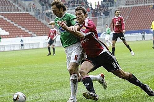 In dieser Szene nicht ganz regelkonform von Jonas die Roeck gestoppt: Club-Torschütze Christian Eigler (rechts).
