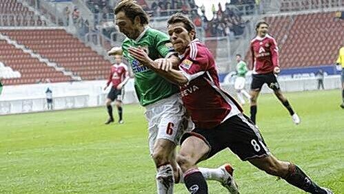 In dieser Szene nicht ganz regelkonform von Jonas die Roeck gestoppt: Club-Torschütze Christian Eigler (rechts). In dieser Szene nicht ganz regelkonform von Jonas die Roeck gestoppt: Club-Torschütze Christian Eigler (rechts).