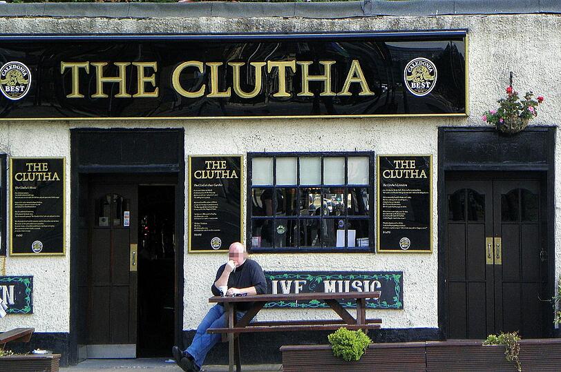 Ein  Mann sitzt am 13.06.2012 vor dem Pub The Clutha in Glasgow (Großbritannien).