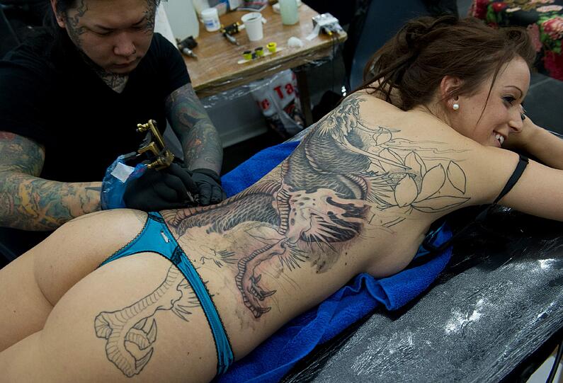 Sexy Körperkunst: Verrückte Tattoos - Spektakuläre Bilder...