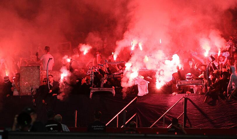 In der 60. Minute zündeten einige der 3000 mitgereisten Löwen-Fans Bengalos. Dem Verein dürfte dafür eine Strafe aufgebrummt werden.