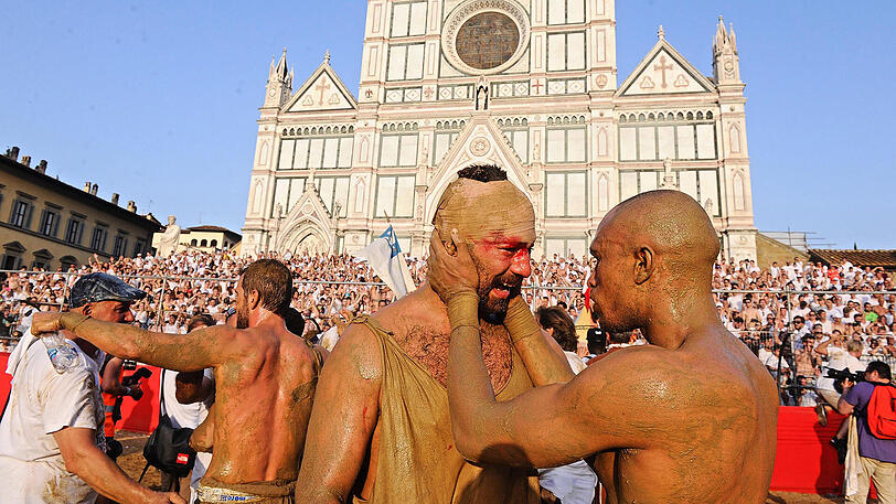 Der Spielball wird hier ganz schnell zur Nebensache - Schläge und Tritte sind hier ausdrücklich erlaubt. Die Biler vom Calcio Storico in Florenz.